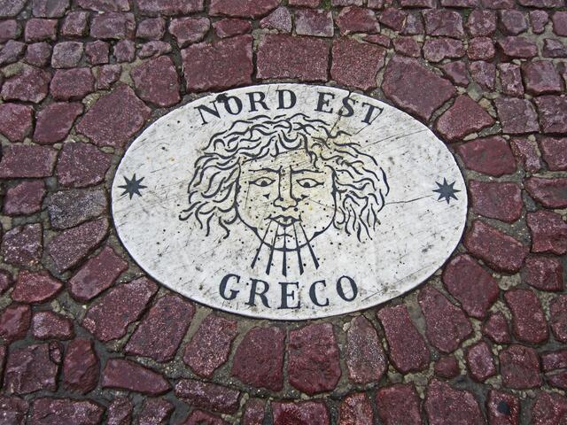 16 Marmorplatten einer großen Windrose um den Obelisken auf dem Petersplatz zeigen, aus welcher Richtung welcher Wind weht.