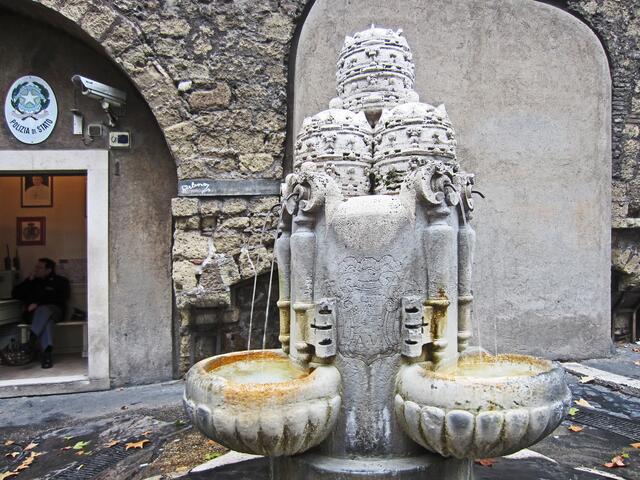 Brunnen am Vatikan mit Papstkronen.