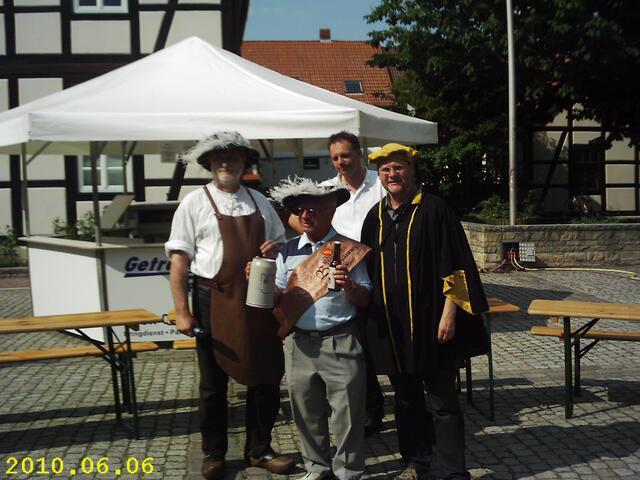 Ein Fest am 06.06.10 zum Gedenken an den Gronauer Cord Broyhan. Gewählt wurde als Gewinner der Neuzeit-Bierprobe der Bürger Friedhelm Kauertz. Als Belohnung für ihn gab es einen einjahres Biervorrat vom Veranstalter Getränkeservice Abbo Poppinga
31028  Gronau (Leine) , Steintorstr. 24 , 05182 948709. Den Broyhan spielte der Gaukler http://www.spielmann-giacomo.de/kontakt.html _Prost! Der Bürgermeister (in gelber Kappe) war mit dabei.