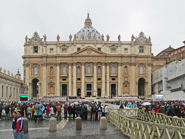 Petersdom 
Der Petersdom (15.160 m²) ist das größte Kirchengebäude der Welt. 
Er bietet Platz für 20.000 Menschen.