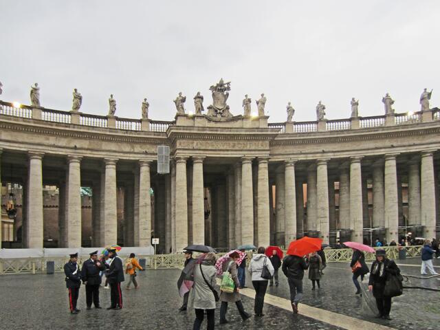 Die Kolonnaden (1659–1672) 
bestehen aus 284 toskanischen Säulen,
Höhe 15 Meter, vierreihig angeordnet.
Auf der Brüstung stehen 144 Heiligenstatuen,
jede 3,20 Meter.