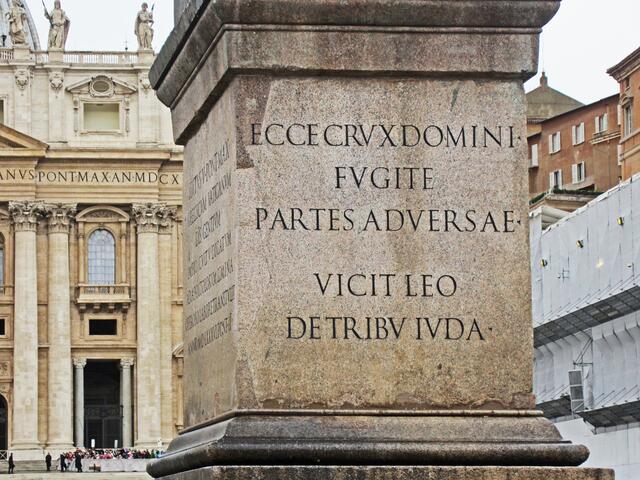 Auf dem Petersplatz (Piazza San Pietro)
wurde 1586 ein ägyptischer Obelisk aufgerichtet.
Gewicht ca. 322 t, Höhe 25 Meter.