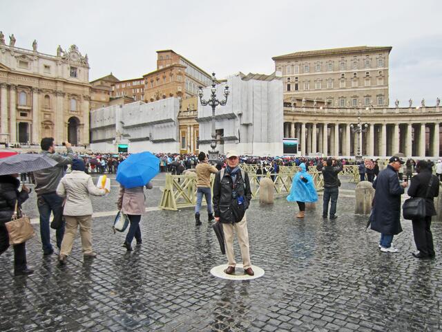 Der Petersplatz (Piazza San Pietro) mit Kolonnaden (1659–1672) wurde von Gian Lorenzo Bernini geplant und angelegt.