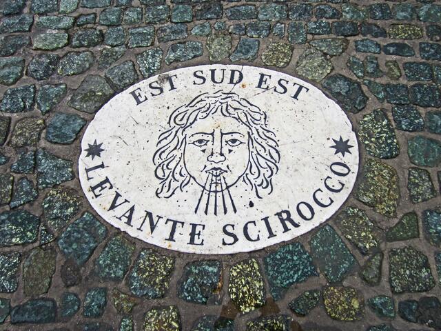 16 Marmorplatten einer großen Windrose um den Obelisken auf dem Petersplatz zeigen, aus welcher Richtung welcher Wind weht.