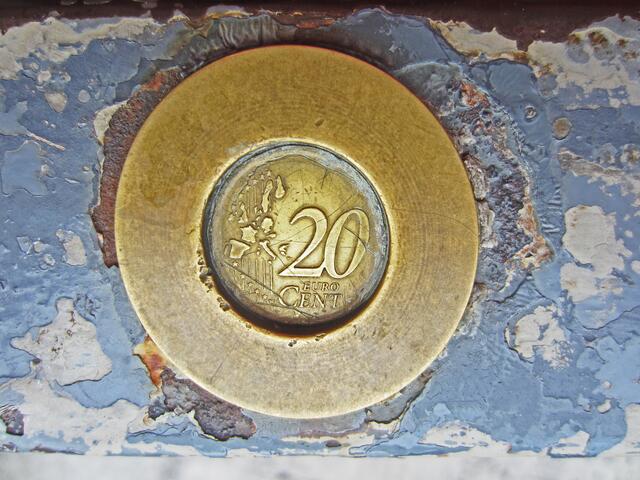 In diesen Absperrungen auf dem Petersplatz (Piazza San Pietro) haben Besucher Münzen hineingedrückt und hinterlassen.