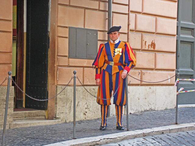 Päpstliche Schweizergarde 
ital. Guardia Svizzera Pontificia,
lat.  Pontificia Cohors Helvetica
1506 durch Papst Julius II. gegründet.
Sprache der Garde Deutsch und Italienisch.