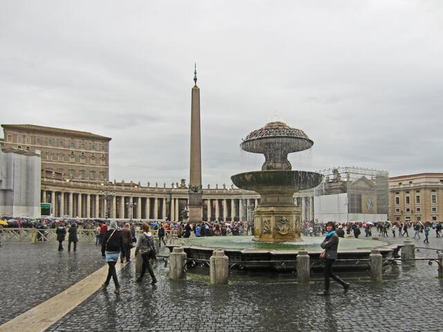 Auf beiden Seiten des Petersplatz (Piazza San Pietro)
sind zwei Brunnen. Höhe 14 Meter.
Rechter Brunnen (1613 von Carlo Maderno).
Linker Brunnen (1677 von Carlo Fontana).