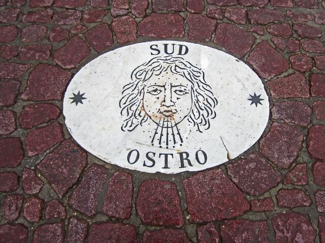 16 Marmorplatten einer großen Windrose um den Obelisken auf dem Petersplatz zeigen, aus welcher Richtung welcher Wind weht.