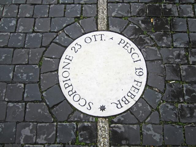 Marmorplatten auf dem Petersplatz.                     Sternzeichen?