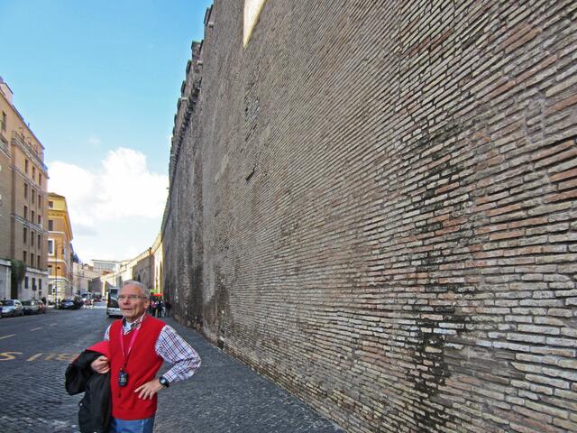 Borgo Sant'Angelo.                                                                          Der Passetto di Borgo Verbindungsweg vom Vatikan in die Engelsburg.