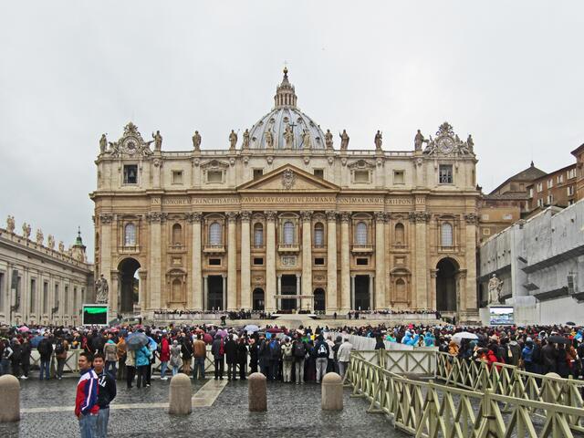 Petersdom 
Der Petersdom (15.160 m²) ist das größte Kirchengebäude der Welt. 
Er bietet Platz für 20.000 Menschen.