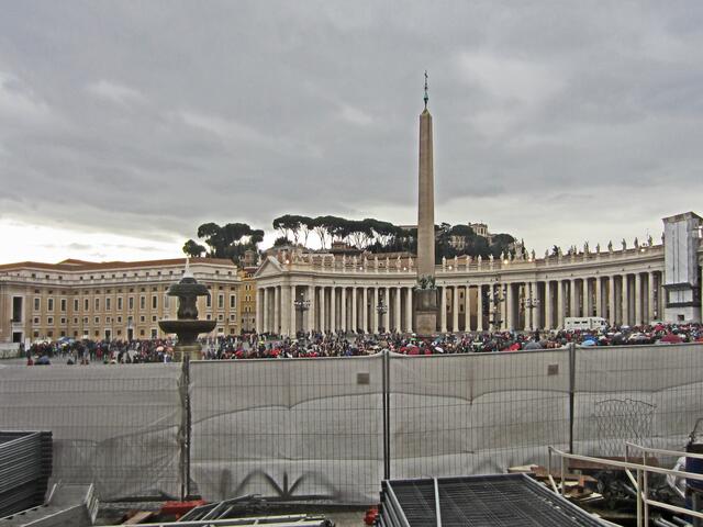 Der Petersplatz (Piazza San Pietro) mit Kolonnaden (1659–1672) wurde von Gian Lorenzo Bernini geplant und angelegt.                                                                          Auf dem Petersplatz (Piazza San Pietro)
wurde 1586 ein ägyptischer Obelisk aufgerichtet.
Gewicht ca. 322 t, Höhe 25 Meter.