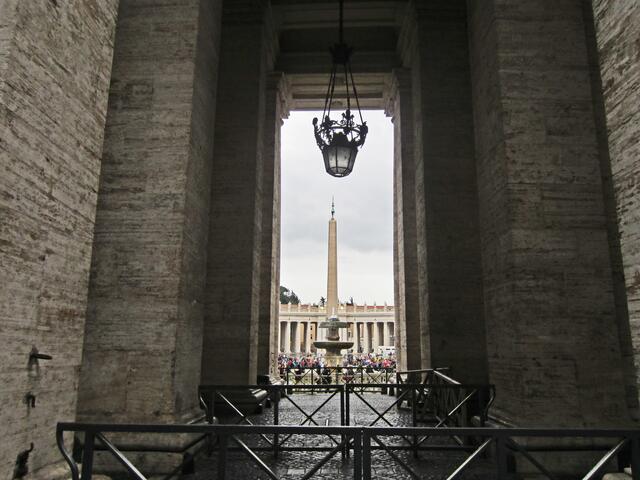 Auf dem Petersplatz (Piazza San Pietro)
wurde 1586 ein ägyptischer Obelisk aufgerichtet.
Gewicht ca. 322 t, Höhe 25 Meter.