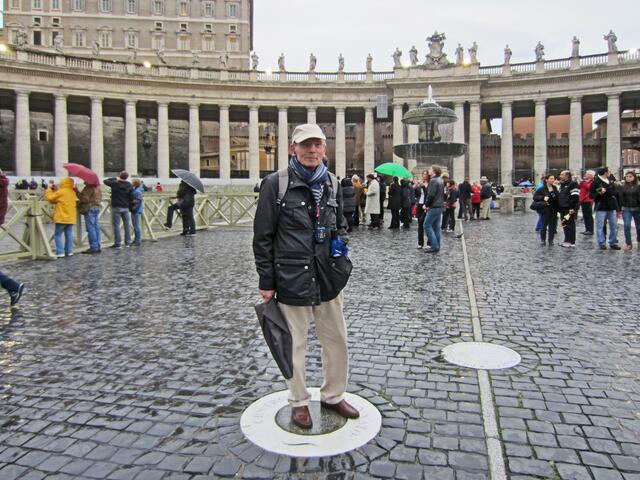 Zwei Marmortafeln auf dem Petersplatz
(Centro del Colonnato). 
Von dort aus sieht man die Säulen 
der Kolonnaden in einer Reihe stehen.                        Rechte Seite.