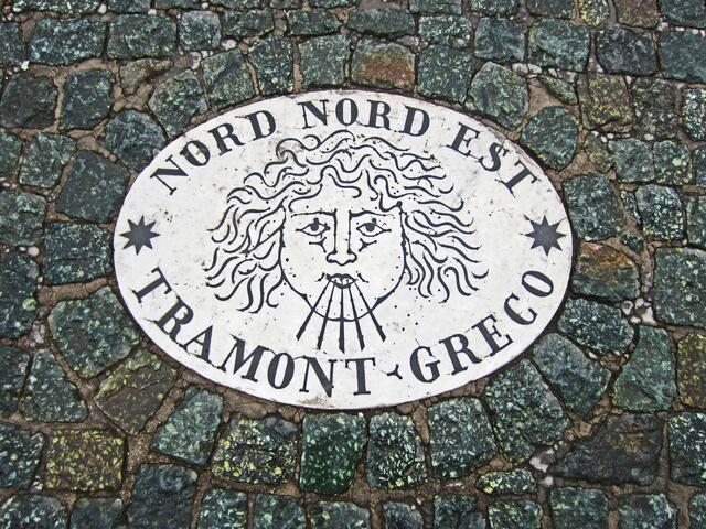 16 Marmorplatten einer großen Windrose um den Obelisken auf dem Petersplatz zeigen, aus welcher Richtung welcher Wind weht.