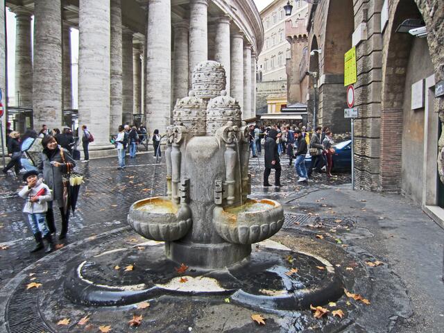 Brunnen am Vatikan mit Papstkronen.