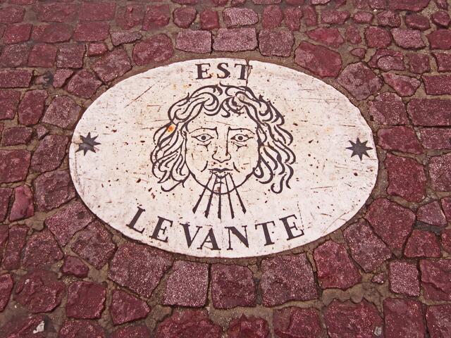 16 Marmorplatten einer großen Windrose um den Obelisken auf dem Petersplatz zeigen, aus welcher Richtung welcher Wind weht.