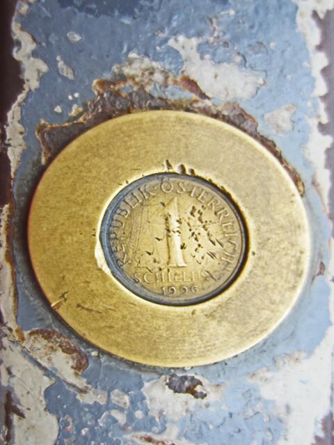 In diesen Absperrungen auf dem Petersplatz (Piazza San Pietro) haben Besucher Münzen hineingedrückt und hinterlassen.