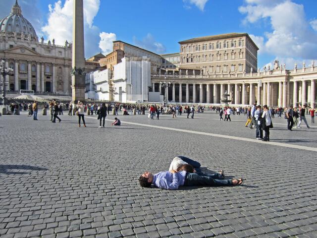 Gesehen auf dem Petersplatz:
Rom ist einfach 
„umwerfend!“