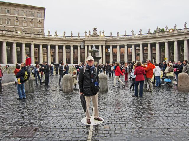 Der Petersplatz (Piazza San Pietro) mit Kolonnaden (1659–1672) wurde von Gian Lorenzo Bernini geplant und angelegt.