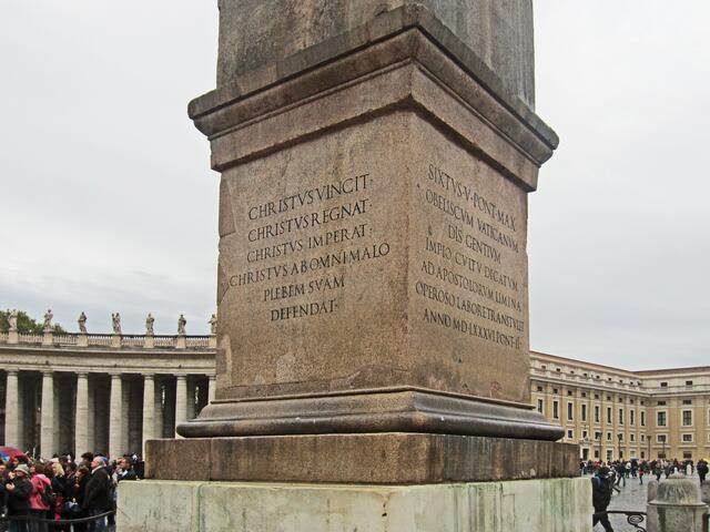 Auf dem Petersplatz (Piazza San Pietro)
wurde 1586 ein ägyptischer Obelisk aufgerichtet.
Gewicht ca. 322 t, Höhe 25 Meter.