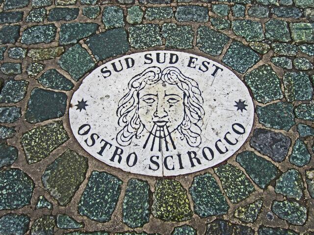 16 Marmorplatten einer großen Windrose um den Obelisken auf dem Petersplatz zeigen, aus welcher Richtung welcher Wind weht.