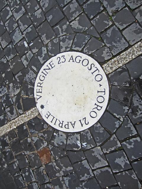 Marmorplatten auf dem Petersplatz.                     Sternzeichen?