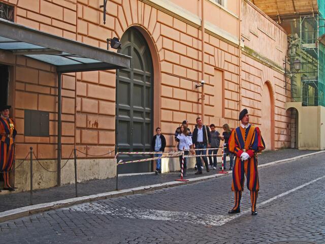 Päpstliche Schweizergarde 
ital. Guardia Svizzera Pontificia,
lat.  Pontificia Cohors Helvetica
1506 durch Papst Julius II. gegründet.
Sprache der Garde Deutsch und Italienisch.