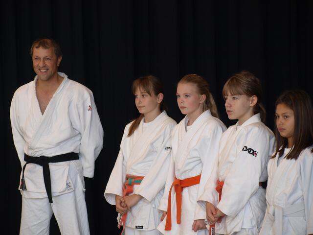 Trainer Manfred, Ronnja, Lina, Kira und Jasmin (v.l.) | Foto: Dieter Kuchenbecker, Lohnde