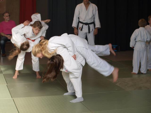Kira und Jasmin werfen Ronnja und Lina | Foto: Dieter Kuchenbecker, Lohnde
