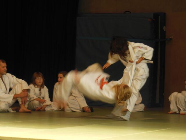 Jasmin wirft Lina, am Mattenrand Manfred, Nele und Annabel