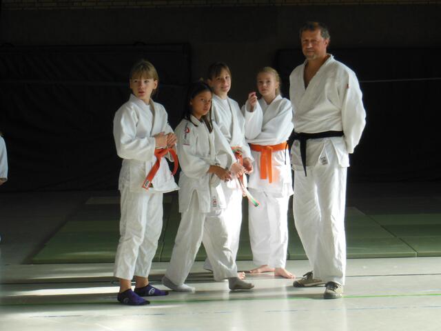 Die Großen und der Trainer: Kira, Jasmin, Ronnja, Lina und Manfred (v.l.)