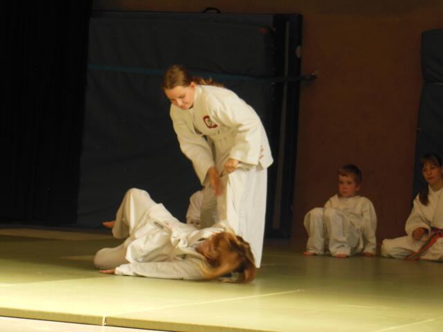 Annabel (stehend) und Nele, am Mattenrand Marius und Ronnja