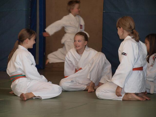 Ronnja, Lina, Kira und Jasmin (v.l.). Im Hintergrung: Paul. | Foto: Dieter Kuchenbecker, Lohnde
