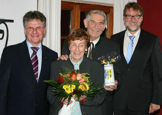 v.l.n.r.: Florian Weiß, Anna Elfinger, Max Elfinger und Landrat Martin Wolf.
