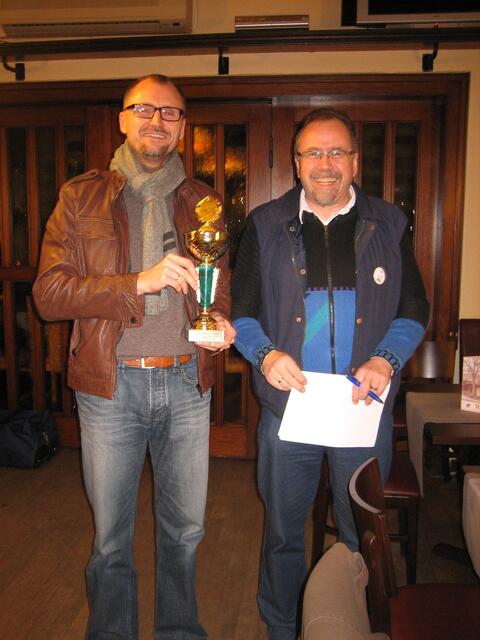 Sieger des Herbstpokalschießens: Matthias Meyer (links) mit Hauptschießsportleiter Urs-Uwe Simanowsky