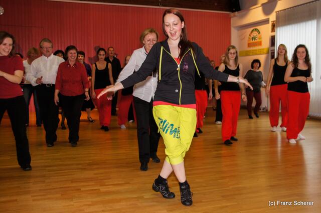 TSC Blau-Weiß-Rot Friedberg e.V. - Tag der offenen Tür 2012 - Trainerin Katharina Matery macht Lust auf Zumba