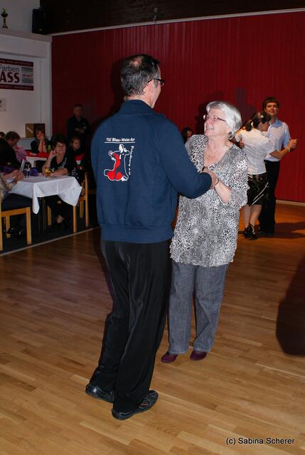 TSC Blau-Weiß-Rot Friedberg e.V. - Tag der offenen Tür 2012. BLSV-Kreisvorsitzende Brigitte Laske tanzt mit