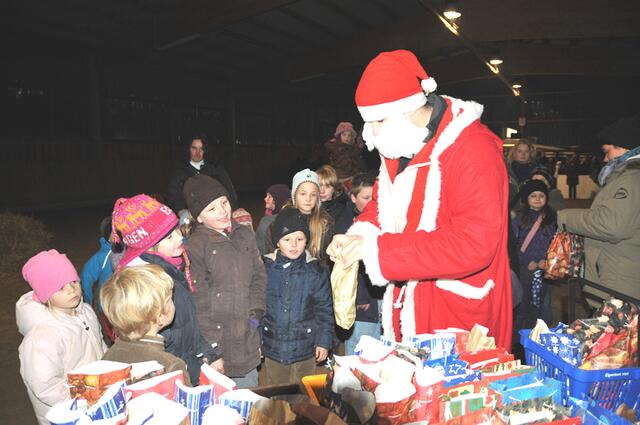 Und wie immer hat der heiß ersehnte Auftritt des lieben Weihnachtsmannes am Ende wieder für fröhliche Gesichter unter den kleinen Gästen gesorgt.