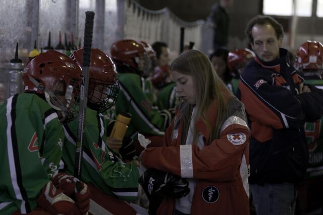 Auch die Sanitäter waren bei diesem Spiel mit dem Eisbeutel gefragt