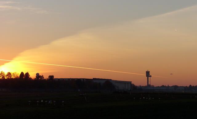 Ein Flugzeug nimmt ....