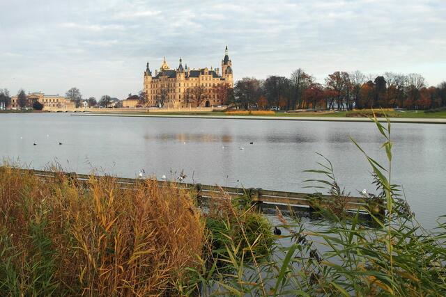 Vom Ufer des Burgsees genießt "Bertha Klingberg" diesen Ausblick auf das Schweriner Schloss.
