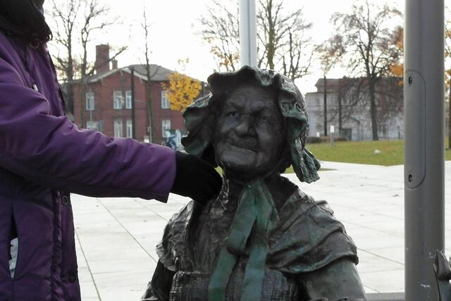 Nach dem Zweiten Weltkrieg hatte Bertha Klingberg Blumen aus ihrem Garten auf dem Schlachtermarkt verkauft. Durch ihr Engagement für Schwerin wurde sie im Laufe der Jahre zu einem stadtbekannten Original.