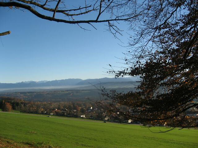Blick über den Ort Hohenpeißenberg, mit Blick in die Kochler Berge.