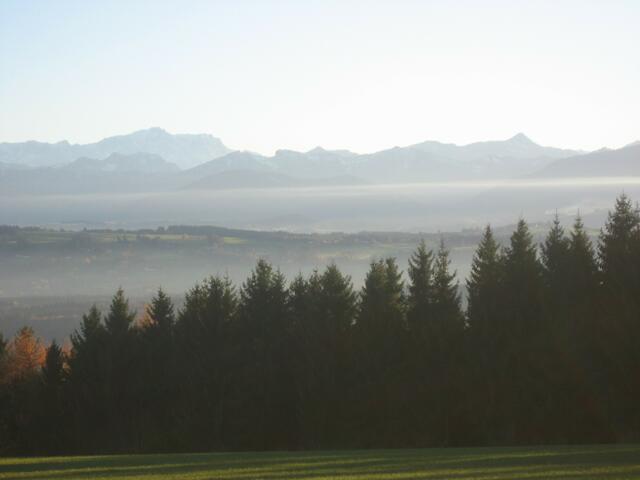 Die Zugspitze, davor Pürschling und das Ammergebirge.