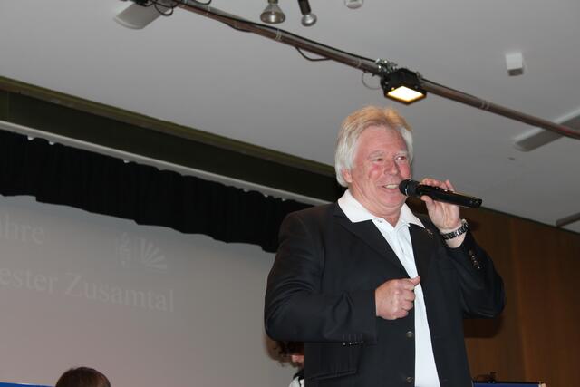 Gerhard Hackenbuchner, Ehrenvorstand des Akkordeonorchester Zusamtals  und Moderator des Jubiläumabends.