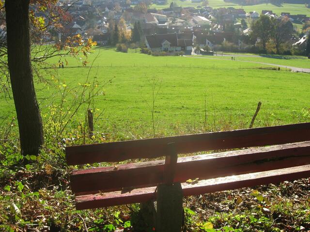 Viele einladende Rastbänke am Wanderweg zum Hohen Peißenberg. Blick über meinen Geburtsort Hohenpeißenberg. (771m)