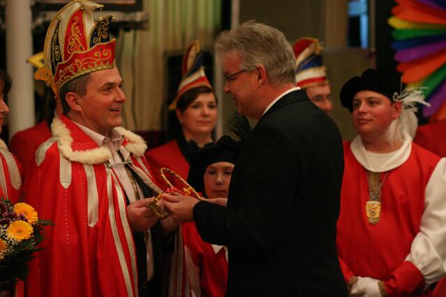 Lehrtes Bürgermeister Klaus Sidortschuk übergibt dem amtierenden Prinzen Kai I aus dem Adelsgeschlecht vom grünen Berge den Rathausschlüssel. Damit ist Lehrte nunmehr bis Aschermittwoch in närrischer SOS-Hand!