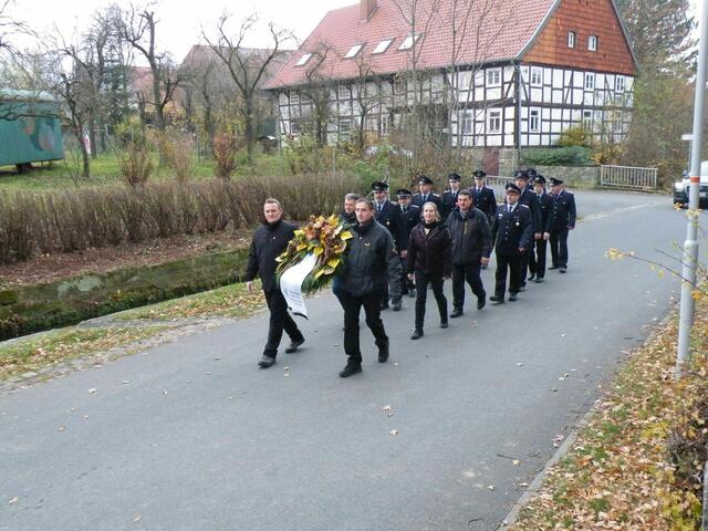 2. Marsch zum Ehrenmal - vorweg der Ortsrat