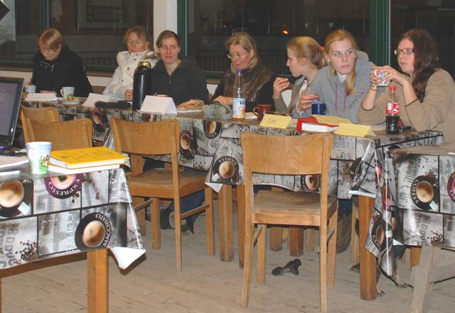 Unterrichtsbesprechung in großer Runde. Auch am Abend wurde noch konzentriert gearbeitet.
